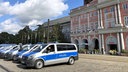 Polizieautos stehen vor dem Rostocker Rathaus. © NDR Fotograf: Isabel Lerch