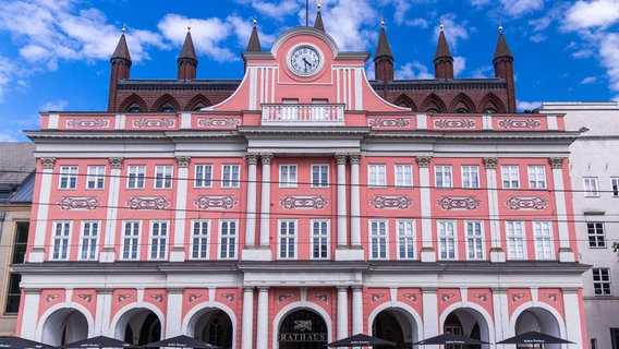 Das historische Rathaus von Rostock mit dem Sitzungssaal der Bürgerschaft und Büros der Oberbürgermeisterin. © dpa Foto: Jens Büttner