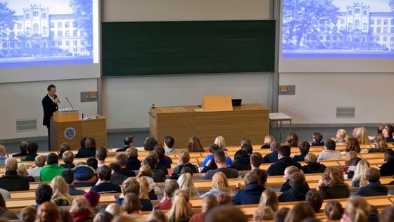 Studenten sitzen bei einer Vorlesung im Hörsaal einer Universität. © dpa Foto: Jens Büttner