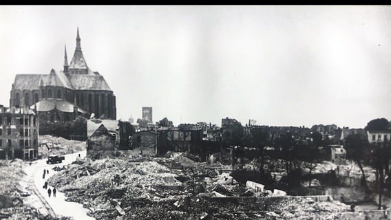 Rostock nach den Nombenangriffen im April 1942  