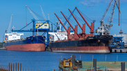 Zwei Massengutfrachter liegen am Schüttgutkai im Seehafen Rostock. © dpa-Bildfunk Foto: Jens Büttner