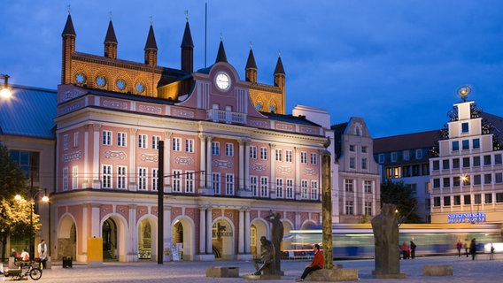 Das Rathaus in Rostock im Abendlicht © picture alliance/HB Verlag 