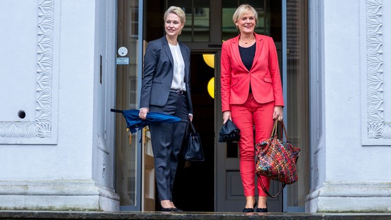 SPD-Landesvorsitzende und Ministerpräsidentin Manuela Schwesig und Simone Oldenburg, Linke-Fraktionsvorsitzende im Schweriner Landtag. © dpa Foto: Jens Büttner