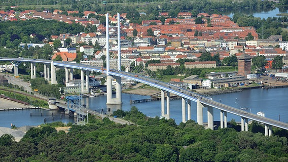 Die Rügenbrücke verbindet Stralsund mit der Insel Rügen. © dpa-Bildfunk Foto: Stefan Suaer