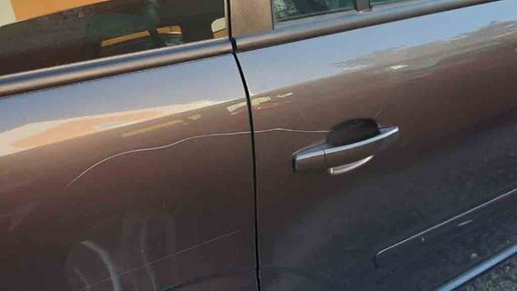 Zerkratzter Lack an einem Auto © Polizeiinspektion Neubrandenburg Foto: Polizeiinspektion Neubrandenburg