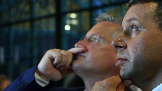 Michael Sack (r), Spitzenkandidat der CDU für die Landtagswahl in Mecklenburg-Vorpommern, steht neben Wolfgang Waldmüller, Fraktionschef der CDU im Landtag von Mecklenburg-Vorpommern, bei der Wahlparty der CDU in der Orangerie im Schloss. © picture-alliance/dpa Foto: Christian Charisius