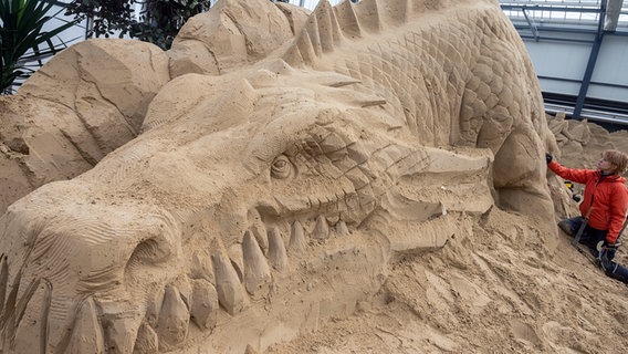 Binz/Prora: Die Sandskulptur "Drachen" ist in der Sandskulpturen-Schau "Zurück ins Mittelalter" zu sehen. © Stefan Sauer/dpa Foto: Stefan Sauer/dpa