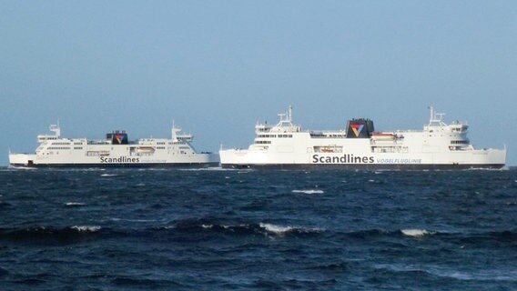 Das Scandlines-Fährschiffe "Prinsesse Benedikte" (l) und "Deutschland" © dpa Foto: Holger Kasnitz