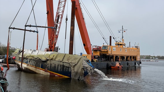 Ein Schwimmkran holt ein Schiff vom Grund des Rostocker Stadthafens © David Pilgrim Foto: David Pilgrim