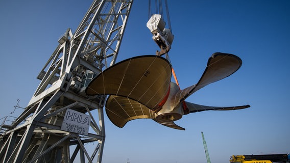 Ein Riesen-Schiffspropeller wird im Hamburger Hafen per Schwimmkran in ein Zwischenlager transportiert. © dpa-Bildfunk Foto: Maja Mitij