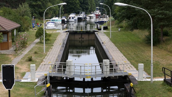 Die Schleusenkammer ist leer, vor den Toren warten die Boote in langen Reihen. © dpa Foto: Bernd Wüstneck