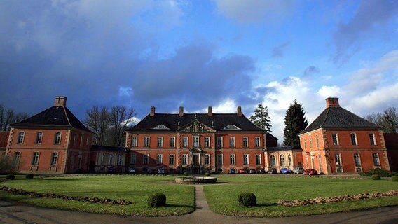 Panoramablick auf Schloss Bothmer  Foto: Jens Büttner dpa