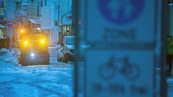 Mit Schnee "eingezuckert" sind die Straßen und Fußwege in Stralsund. © Stefan Sauer/dpa +++ dpa-Bildfunk +++ Foto: Stefan Sauer/dpa +++ dpa-Bildfunk +++