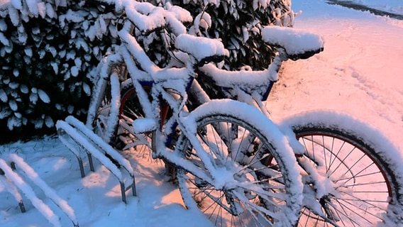 Schnee auf einem Fahrrad in Bergen auf Rügen. © NDR Foto: Katrin Schmietendorf