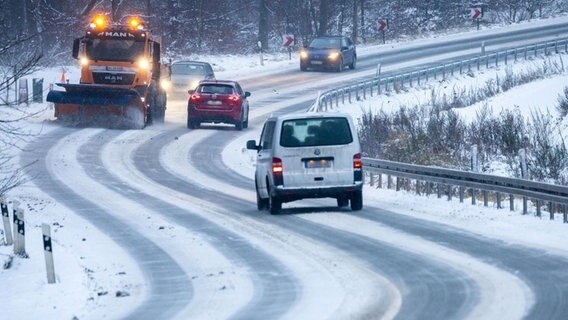 Ein Schneepflug fährt auf einer verschneiten Bundesstraße in Mecklenburg-Vorpommern © NDR Foto: Jens Büttner/dpa