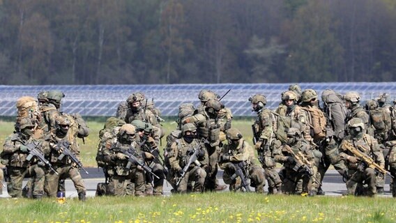 Soldaten und Fluggerät der Bundeswehr während der Übung "Schneller Adler" im Mai 2022 in Mecklenburg-Vorpommern © dpa Foto: Bernd Wüstneck