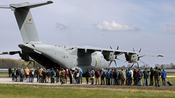 Soldaten und Fluggerät der Bundeswehr während der Übung "Schneller Adler" im Mai 2022 in Mecklenburg-Vorpommern © dpa Foto: Bernd Wüstneck