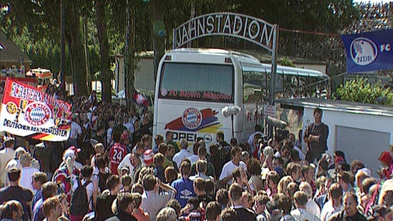 Der Mannschaftsbus des FC Bayern München fährt ins Jahnstadion in Schönberg. © NDR Foto: NDR