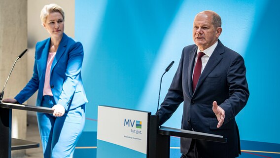 Manuela Schwesig (SPD), Ministerpräsidentin von Mecklenburg-Vorpommern, und Bundeskanzler Olaf Scholz (SPD) in Berlin. © dpa Foto: Fabian Sommer