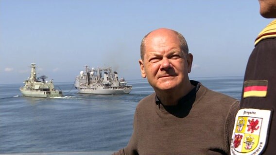 Bundeskanzler Olaf Scholz verfolgt an Bord eines Schiffes der Deutschen Marine ein Manöver © NDR Foto: NDR