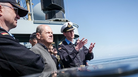 Bundeskanzler Olaf Scholz verfolgt an Bord eines Schiffes der Deutschen Marine ein Manöver © NDR Foto: NDR