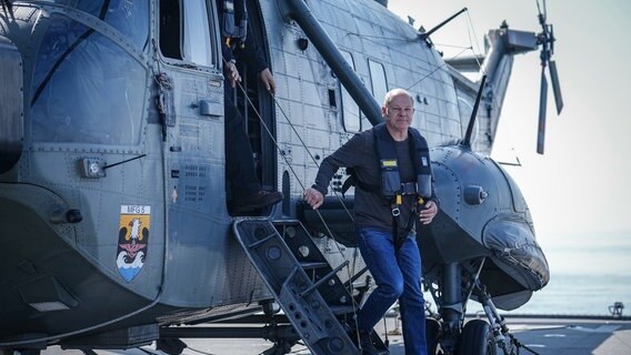 Bundeskanzler Olaf Scholz verfolgt an Bord eines Schiffes der Deutschen Marine ein Manöver © NDR Foto: NDR