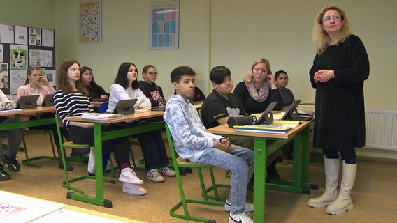 Schülerinnen und Schüler in einem Klassenraum der Regionalschule "Peter Joseph Lenné" in Ludwigslust. © NDR Foto: NDR