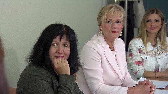 Bildungsministerin Simone Oldenburg (Linke) mit zwei weiteren Frauen © NDR 