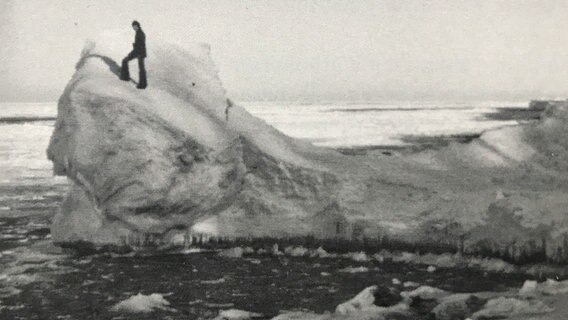 Februar 1956: Der Schwanenstein vor Rügen mit Schnee und Eis bedeckt © Heinz Müller, Chronist Lohme Foto: Heinz Müller, Chronist Lohme