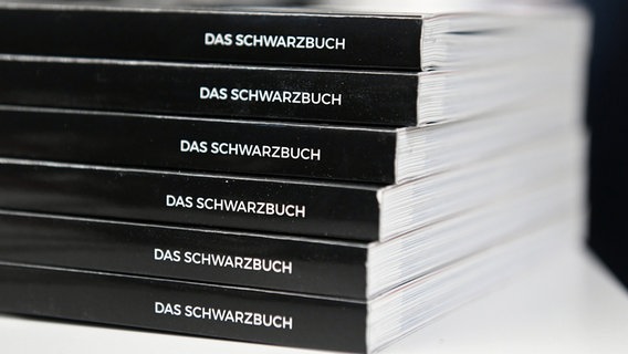 Mehrere Exemplare des Schwarzbuch der Steuerzahler liegen auf einem Tisch. © picture alliance Foto: Ralf Hirschberger/dpa-Zentralbild/dpa