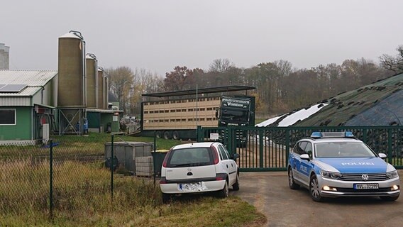Der von der Schweinepest betroffenen Betrieb in Lalendorf (Landkreis Rostock) wurde abgesperrt. © Stefan Tretropp Foto: Stefan Tretropp