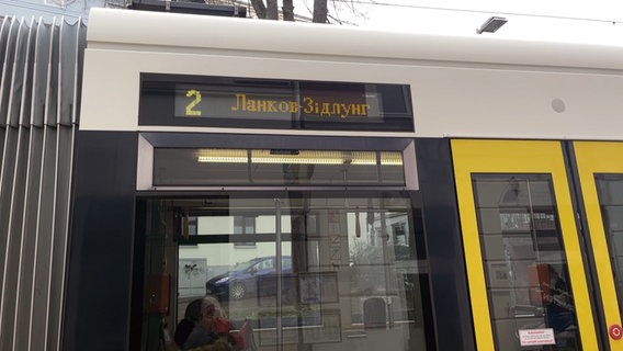Straßenbahn in Schwerin mitm Hinweistafeln in ukrainischer Sprache © NDR Foto: NDR