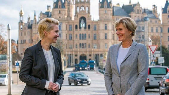 Schwerin: Manuela Schwesig (SPD, l), die Ministerpräsidentin von Mecklenburg-Vorpommern, und Simone Oldenburg (r), die Fraktionschefin der Linken im Landtag von Mecklenburg-Vorpommern, stehen vor einem abschließenden Treffen bei den Koalitionsverhandlungen zwischen SPD und der Linken in Mecklenburg-Vorpommern vor dem Schweriner Schloss. © dpa-Bildfunk Foto: Jens Büttner