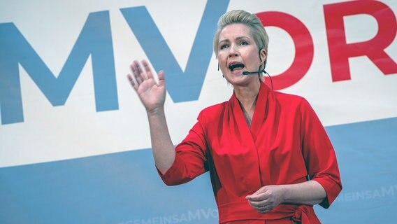 Wismar: Manuela Schwesig, die SPD-Landesvorsitzende und Ministerpräsidentin von Mecklenburg-Vorpommern, spricht auf dem Sonderparteitag der SPD Mecklenburg-Vorpommerns vor den Delegierten. © dpa-Bildfunk Foto: Jens Büttner