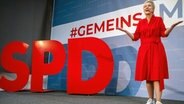 Wismar: Manuela Schwesig, die SPD-Landesvorsitzende und Ministerpräsidentin von Mecklenburg-Vorpommern, spricht auf dem Sonderparteitag der SPD Mecklenburg-Vorpommerns vor den Delegierten. © dpa-Bildfunk Foto: Jens Büttner