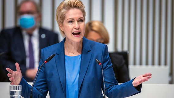 Manuela Schwesig (SPD), die Ministerpräsidentin von Mecklenburg-Vorpommern, gibt im Landtag von Mecklenburg-Vorpommern ihre erste Regierungserklärung nach der Wiederwahl ab. © dpa-Bildfunk Foto: Jens Büttner