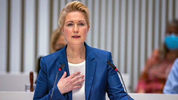 Manuela Schwesig (SPD), die Ministerpräsidentin von Mecklenburg-Vorpommern, gibt im Landtag von Mecklenburg-Vorpommern die erste Regierungserklärung nach ihrer Krankheitspause ab © dpa-Bildfunk Foto:  Jens Büttner/dpa