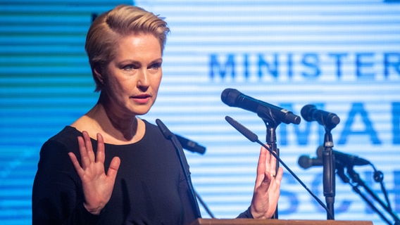 Mecklenburg-Vorpommerns Ministerpräsidentin Manuela Schwesig (SPD) spricht bei einer Gala in Stralsund. © dpa Foto: Stefan Sauer