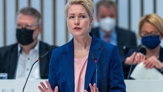 Manuela Schwesig (SPD), die Ministerpräsidentin von Mecklenburg-Vorpommern, sitzt im Landtag von Mecklenburg-Vorpommern während der Aktuellen Stunde zu Mobilität und Energie neben Simone Oldenburg (Die Linke, M), der Bildungsministerin von Mecklenburg-Vorpommern und Christian Pegel (SPD, l), dem Innenminister von Mecklenburg-Vorpommern auf der Regierungsbank. © NDR Foto: Jens Büttner