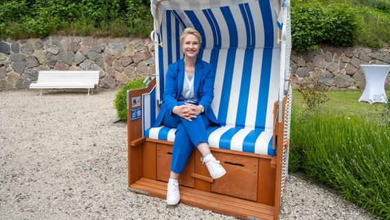 Manuela Schwesig (SPD), Ministerpräsidentin von Mecklenburg-Vorpommern, sitzt im Ostseebad Sellin in einem Strandkorb. Nach mehr als zwei Jahren Corona-Zwangspause tagt die Landesregierung Mecklenburg-Vorpommerns erstmals wieder außerhalb Schwerins und sucht dabei auch den direkten Kontakt zum Volk. © dpa Foto: Stefan Sauer