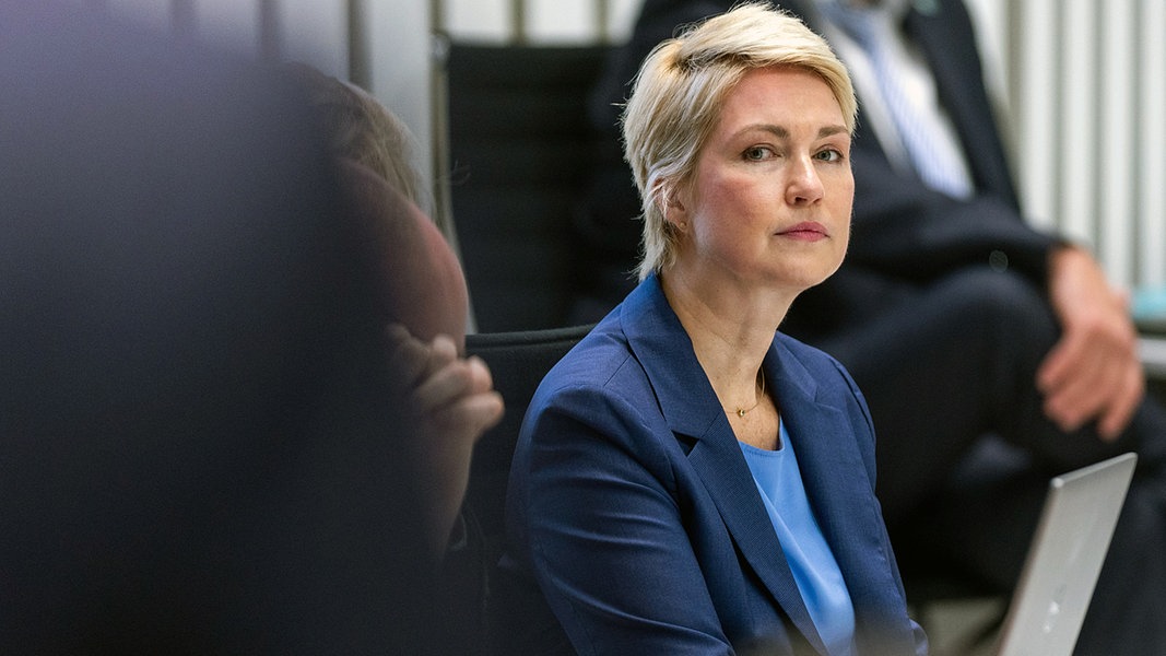Schwerin: Manuela Schwesig (SPD), die Ministerpräsidentin von Mecklenburg-Vorpommern, nimmt während ihrer Reha-Auszeit an der Landtagssitzung zur Energiekrise teil. 
