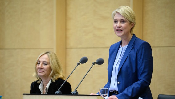 Berlin: Manuela Schwesig (SPD, oben M.), Ministerpräsidentin von Mecklenburg-Vorpommern und amtierende Bundesratspräsidentin, eröffnet die 1038. Plenarsitzung vom Deutschen Bundesrat. © Bernd von Jutrczenka/dpa +++ dpa-Bildfunk +++ Foto: Bernd von Jutrczenka/dpa +++ dpa-Bildfunk +++