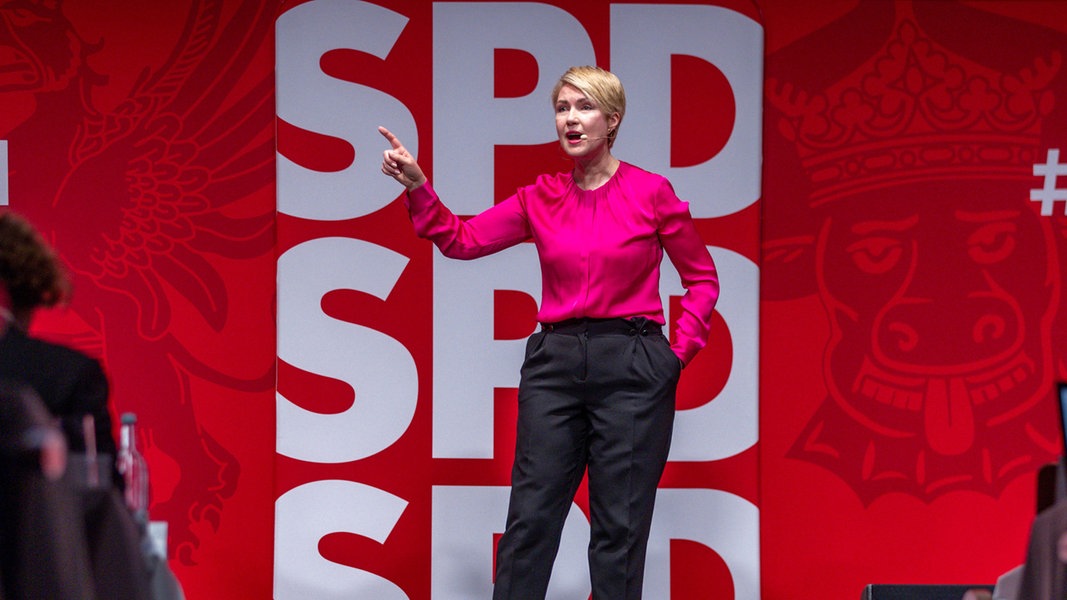 Manuela Schwesig (SPD), Ministerpräsidentin von Mecklenburg-Vorpommern und Landesvorsitzende ihrer Partei, spricht beim SPD-Landesparteitag.
