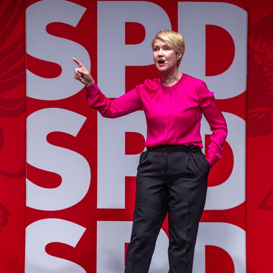 Manuela Schwesig (SPD), Ministerpräsidentin von Mecklenburg-Vorpommern und Landesvorsitzende ihrer Partei, spricht beim SPD-Landesparteitag. © Jens Büttner/dpa Foto: Jens Büttner/dpa