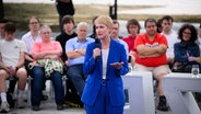 Manuela Schwesig (SPD), Ministerpräsidentin von Mecklenburg-Vorpommern und amtierende Bundesratspräsidentin, spricht am Dialogforum beim Demokratiefest im Berliner Regierungsviertel mit Besucherinnen und Besuchern. ©  Bernd von Jutrczenka/dpa Foto:  Bernd von Jutrczenka/dpa