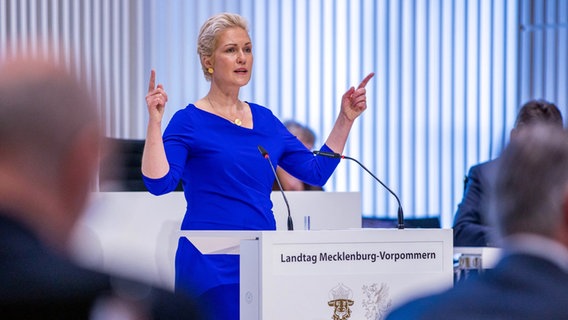 Manuela Schwesig (SPD), Ministerpräsidentin von Mecklenburg-Vorpommern, spricht in der Aktuellen Stunde über die Corona-Krise. Manuela Schwesig (SPD), Ministerpräsidentin von Mecklenburg-Vorpommern, spricht in der Aktuellen Stunde über die Corona-Krise. © dpa-Bildfunk Foto: Jens Büttner