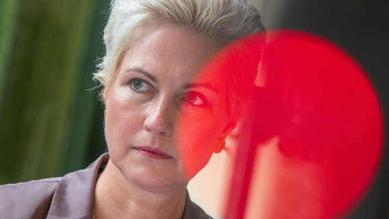 Mecklenburg-Vorpommerns Ministerpräsidentin Manuela Schwesig (SPD) - das Bild wirkt durch einen Lichtreflex verfremdet © dpa Foto: Jens Büttner/dpa