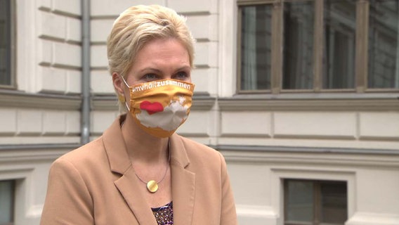 Mecklenburg-Vorpommerns Ministerpräsidentin, Manuela Schwesig, mit Maske im Interview © NDR Foto: NDR