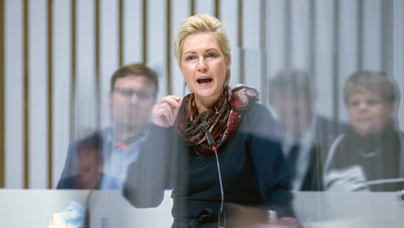 Manuela Schwesig (SPD), die Ministerpräsidentin von Mecklenburg-Vorpommern, spricht bei der Sitzung des Landtags zum Nachtragshaushalt. © dpa-Bildfunk Foto: Jens Büttner