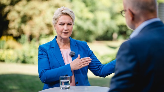 Ministerpräsidentin Manuale Schwesig steht während eines Interviews an einem Stehtisch. © NDR Foto: Katharina Kleinke